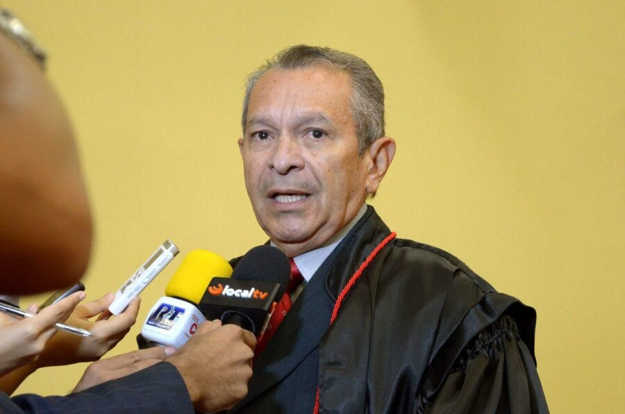 Desembargador aposentado condenado por estuprode vulnerável contra a própria neta é preso após se entregar em Manaus