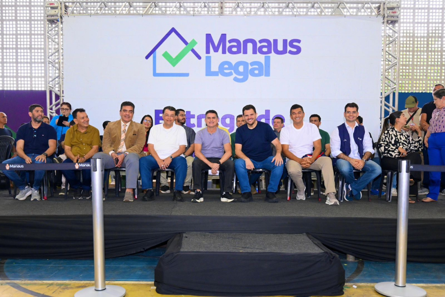 David Almeida e Eduardo Braga entregam 1,5 mil registros de imóveis na zona Leste de Manaus