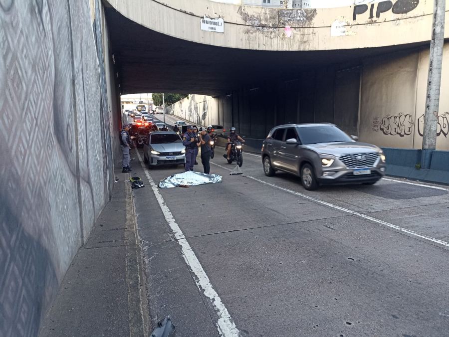 Mulher morre em acidente de moto na avenida Darcy Vargas