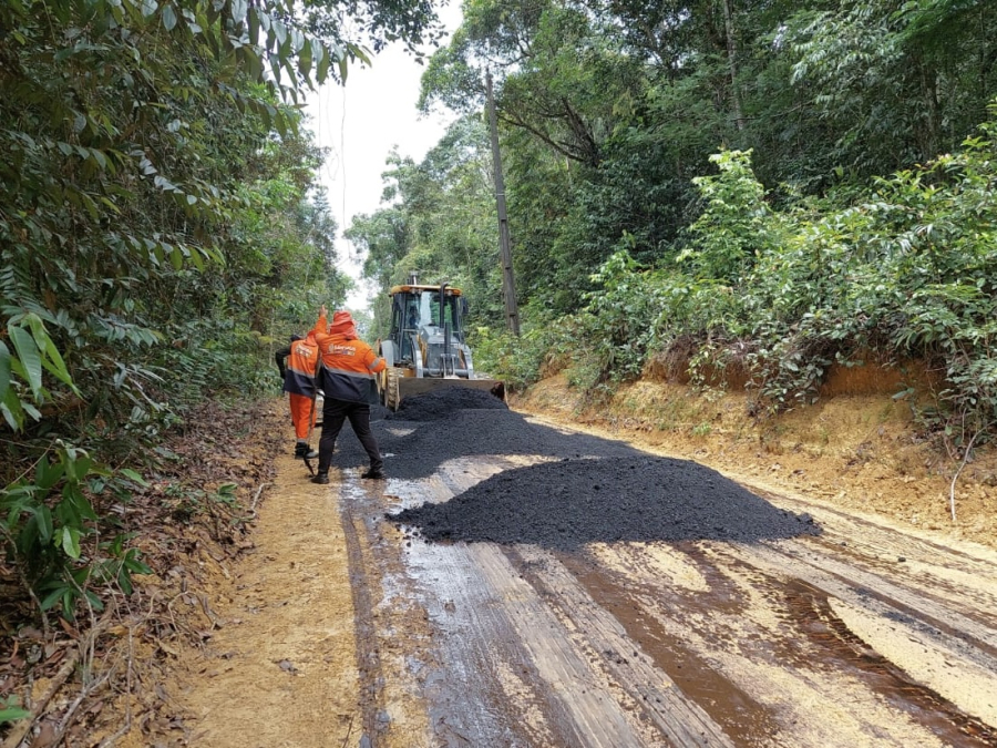 Prefeitura de Manaus avança na zona rural e pavimenta ladeira do ramal do Dantas