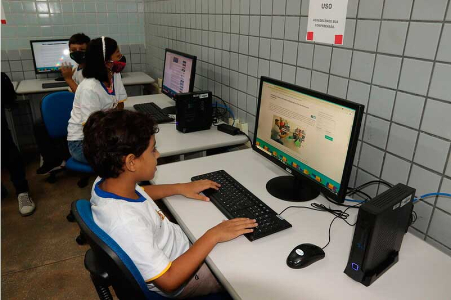 Prefeito Renato Junior e ministro das Comunicações inauguram ponto de inclusão digital em escola da zona rural de Manaus