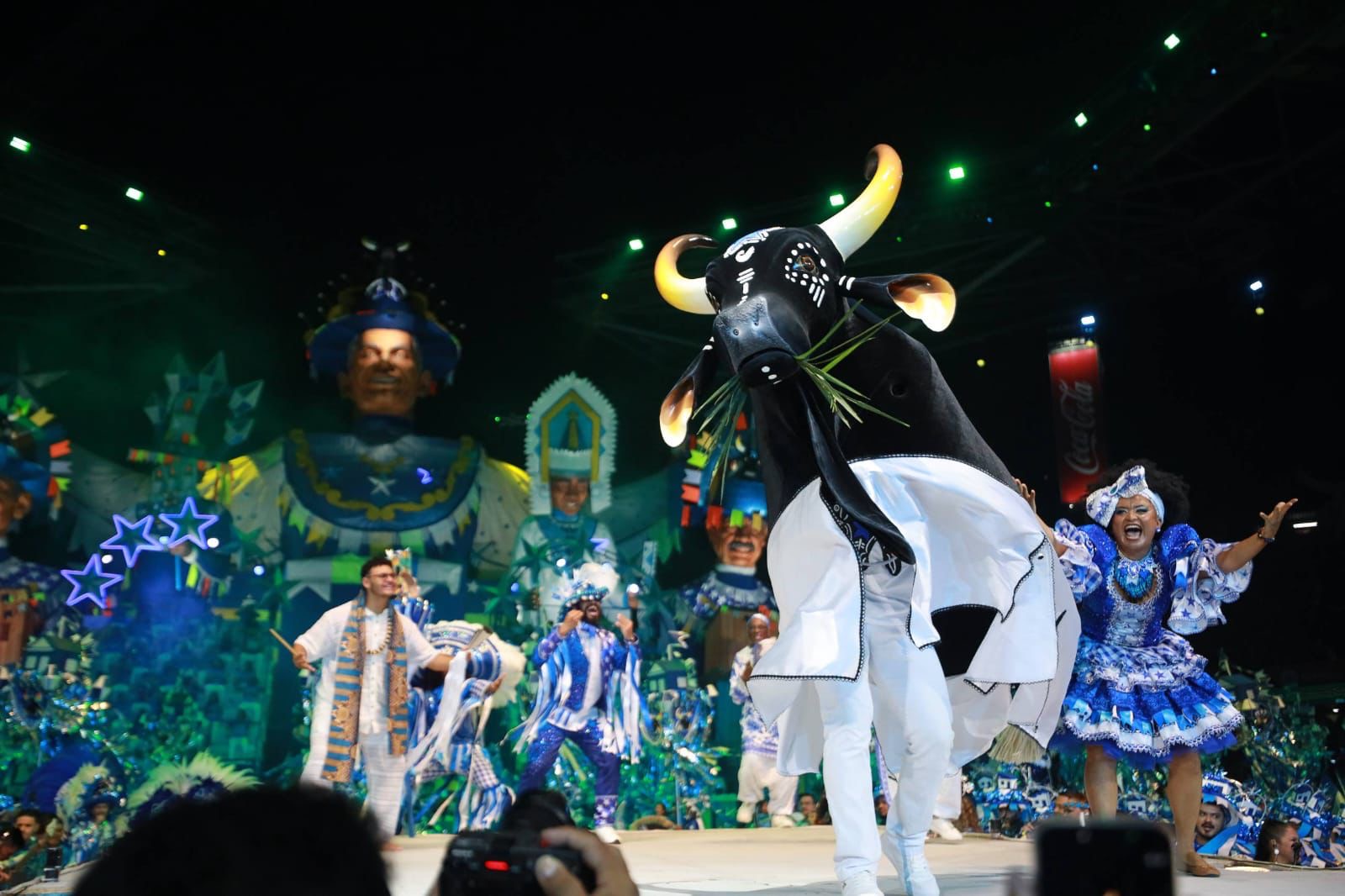 Festival de Parintins 2026: Boi Caprichoso abre primeira noite celebrando Parintins e as raízes de seu povo