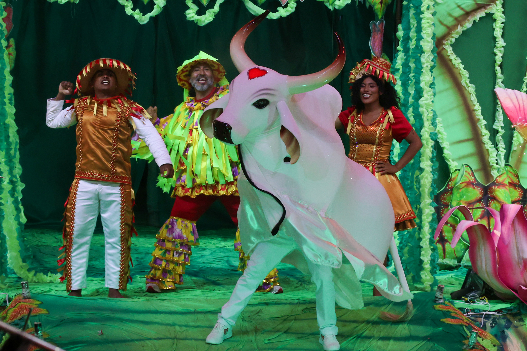Festival de Parintins 2026: Garantido celebra a diversidade e os laços ancestrais no Bumbódromo