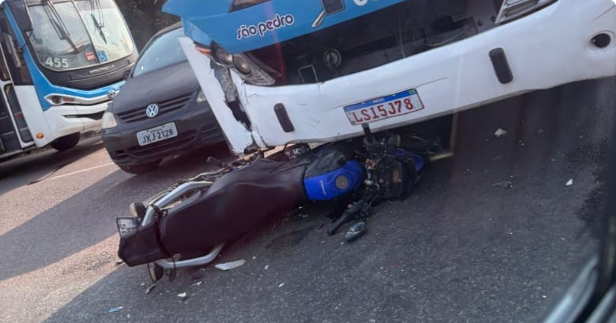 Motociclista se envolve em acidente com ônibus na Avenida Passarinho
