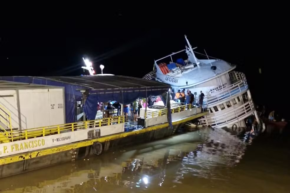 Embarcação naufraga parcialmente no interior do Amazonas
