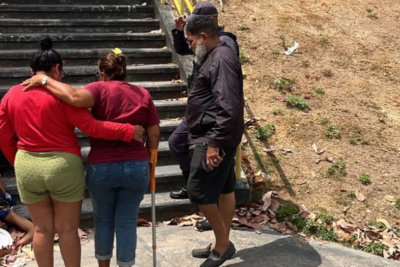 Jovem é morto a facadas e corpo é encontrado em escadaria no Centro