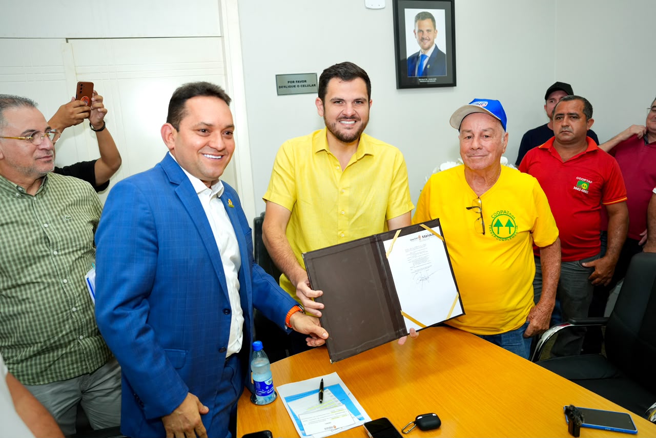  Prefeito Renato Junior sanciona lei aguardada há 25 anos que garante subsídio de até R$ 3 milhões mensais para o transporte complementar de Manaus