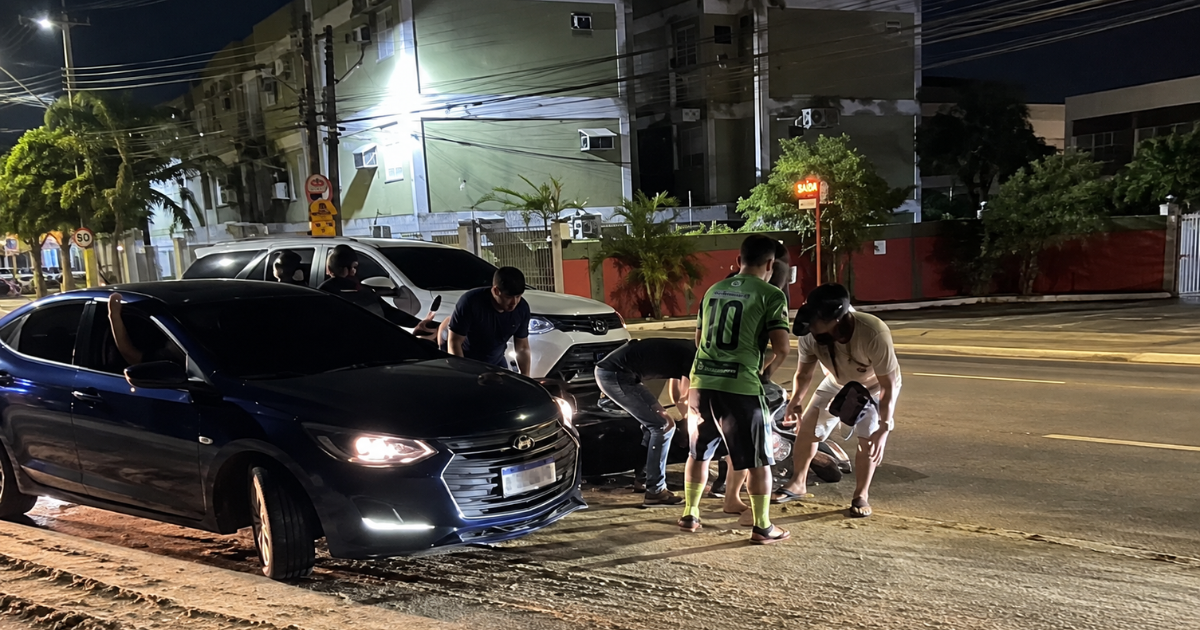 Restos de ração deixam pista escorregadia e provocam quedas de motociclistas em Manaus; VÍDEO