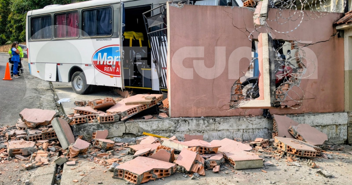 Motorista fica preso às ferragens após micro-ônibus atingir muro de residência