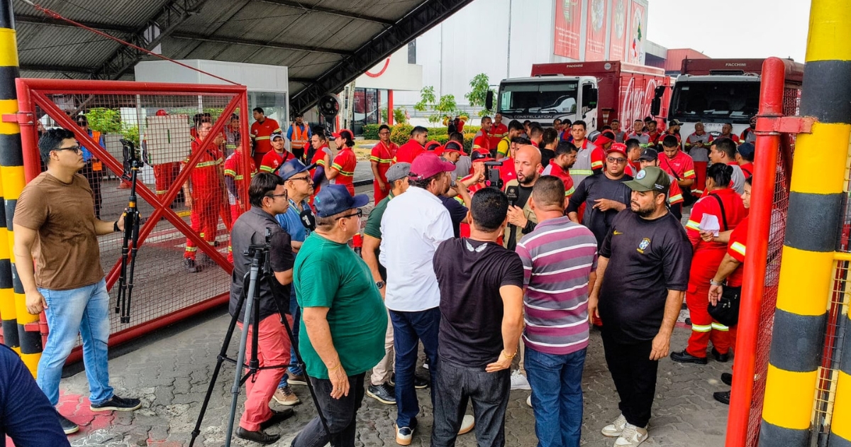 Funcionários da Coca-Cola paralisam atividades e fazem manifestação em Manaus