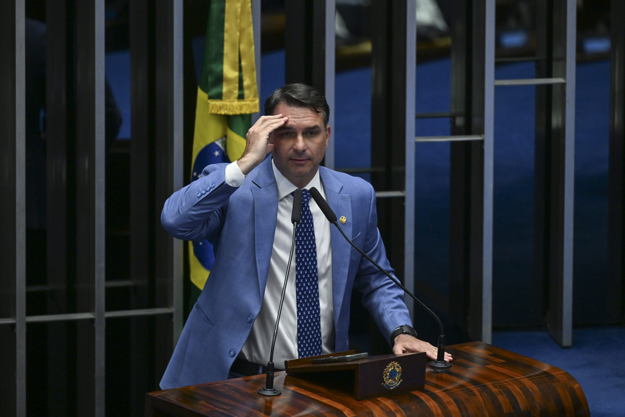 Assessora de Flávio Bolsonaro negociou emenda com condenado no caso Marielle Franco