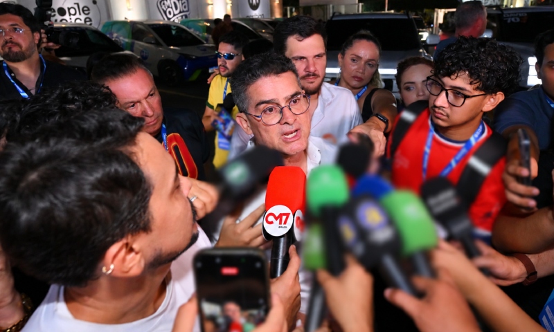 DEBATE A CRÍTICA: David Almeida chega acompanhado de Renato Junior e Dra. Shádia