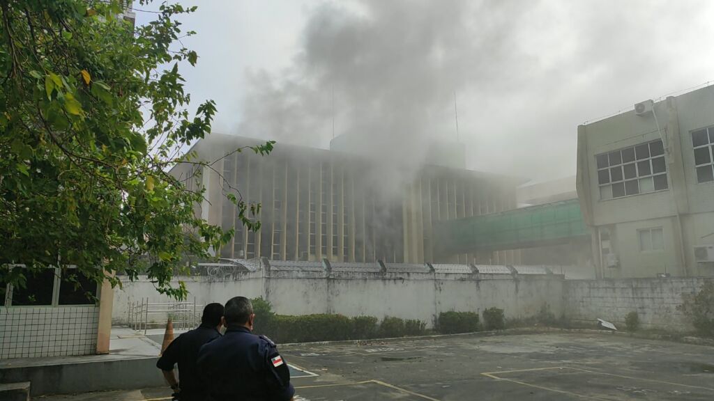 Princípio de incêndio atinge prédio da Justiça Federal em Manaus