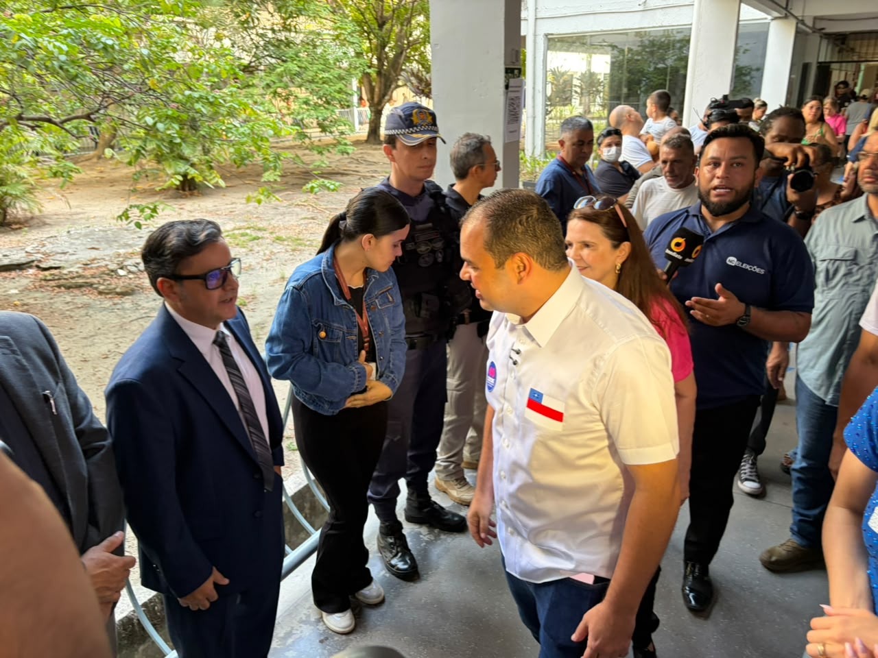 Roberto Cidade vota em Manaus e diz estar confiante na disputa pelo segundo turno