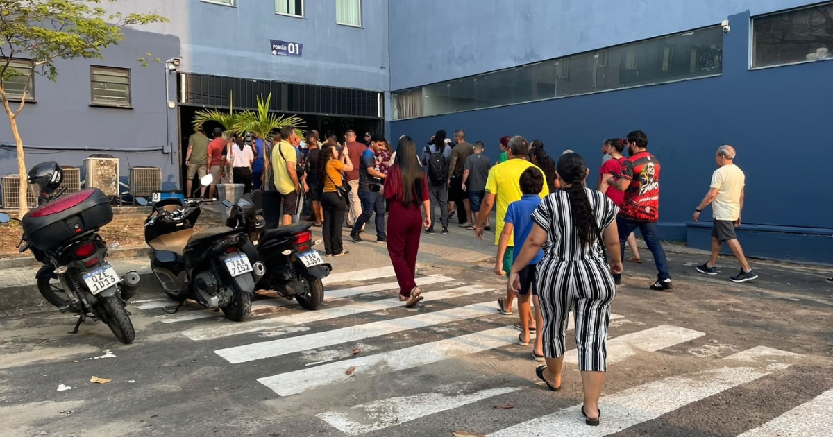 Eleitores chegam cedo para votar no 1º turno das Eleições 2026 em Manaus