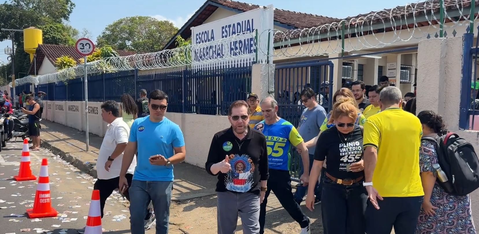 Plínio Valério vota em Manaus durante o primeiro turno das eleições