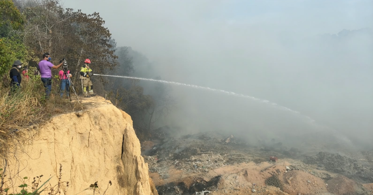 Combate a incêndio em Manaus deve continuar até o fim da tarde, dizem Bombeiros