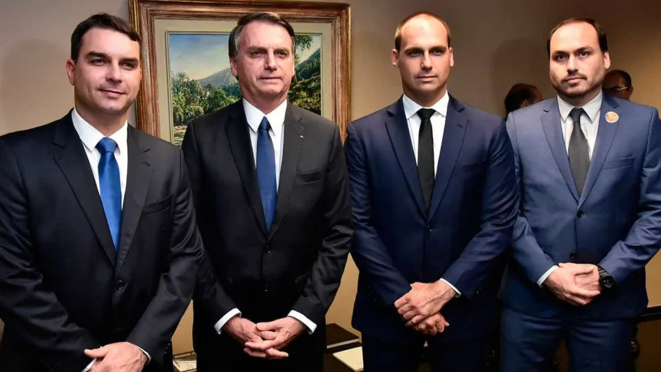 Flávio quer mudar Constituição para defender interesses dos Bolsonaro