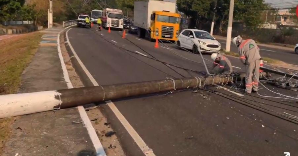 Casal fica em estado grave após carro atingir poste em Manaus