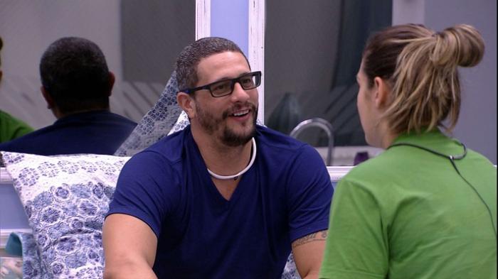 Vivian se assusta com tamanho de parte do corpo de Daniel e diz: “Meu Jesus amado”