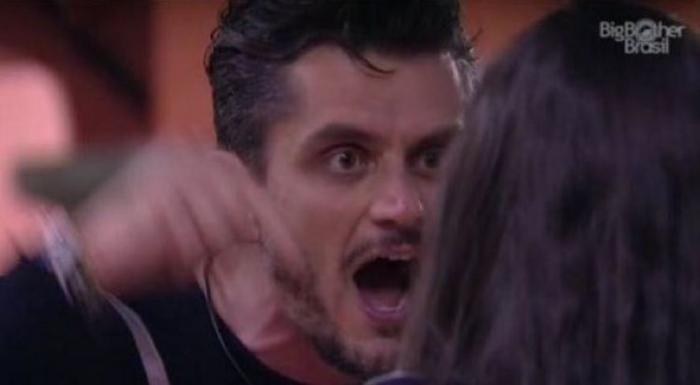 Após ser expulso do BBB, Marcos diz que vai processar Emilly