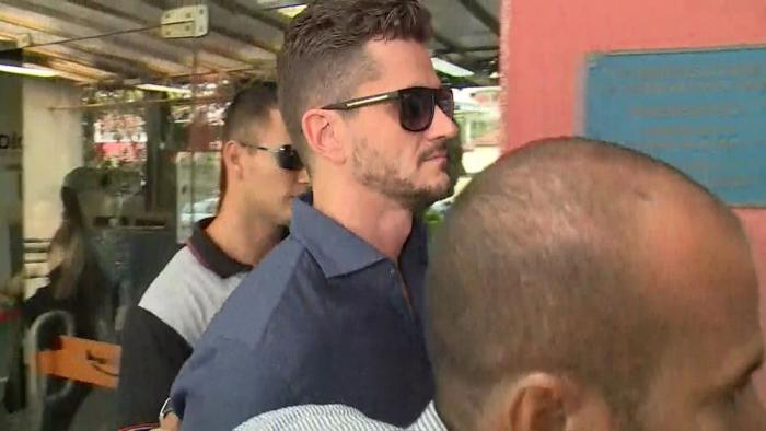 Ex-BBB Marcos deixa delegacia no Rio após prestar depoimento
