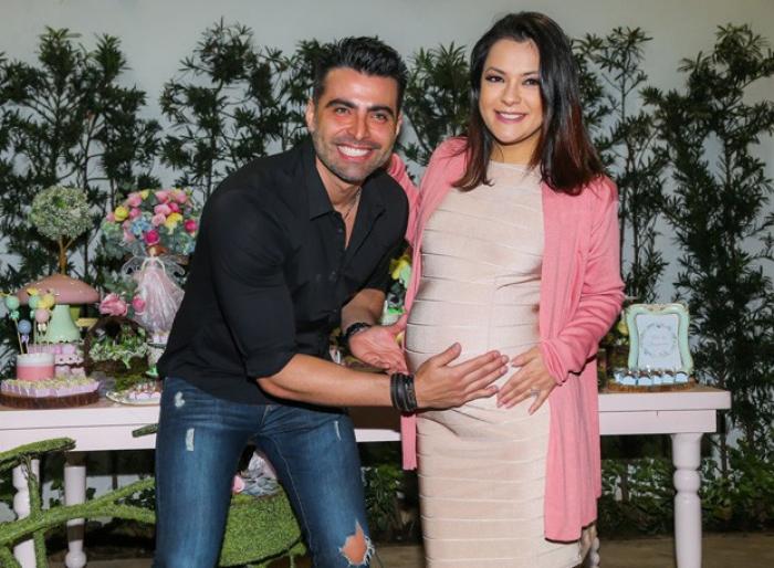 Separados, cantora do Rouge e ex celebram juntos o chá do bebê