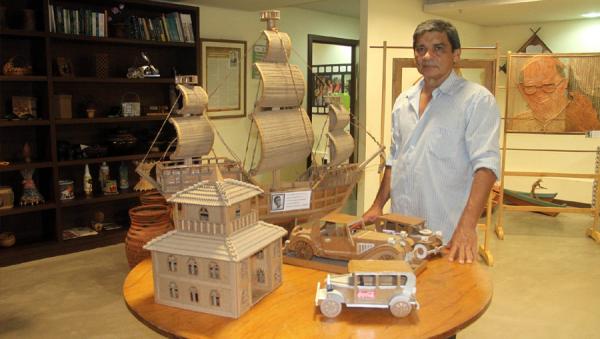 Professores da rede municipal apresentam exposição de materiais feitos de papel e papelão