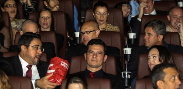 Juiz Sergio Moro é aplaudido em pré-estreia do filme sobre a Operação Lava-Jato