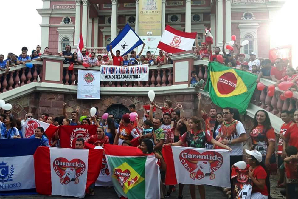 Manifestação toma Largo de São Sebastião, em Manaus, e ruas de Parintins em defesa do Festival Folclórico