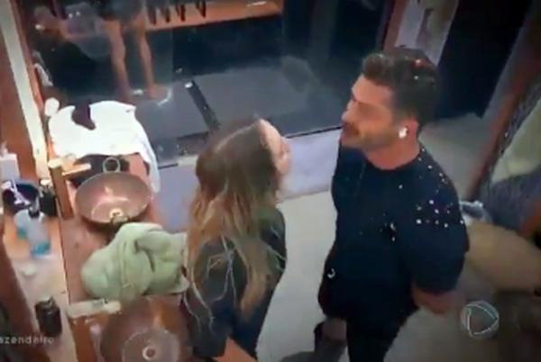 Monick cospe em Marcos Harter após discussão em 'A Fazenda'; veja o vídeo