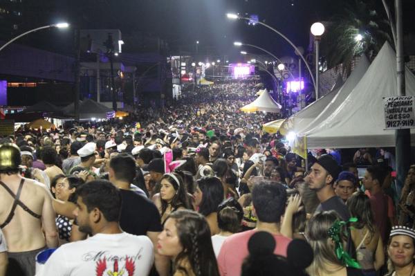 Milhares tomam conta de rua durante Bloco do Vieiralves, em Manaus