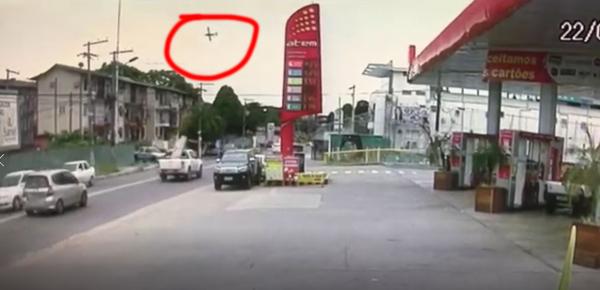 Câmera registra avião instantes antes de queda em Manaus; veja vídeo