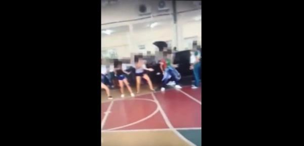 Estudantes fazem baile funk na escola Ângelo Ramazzotti, em Manaus
