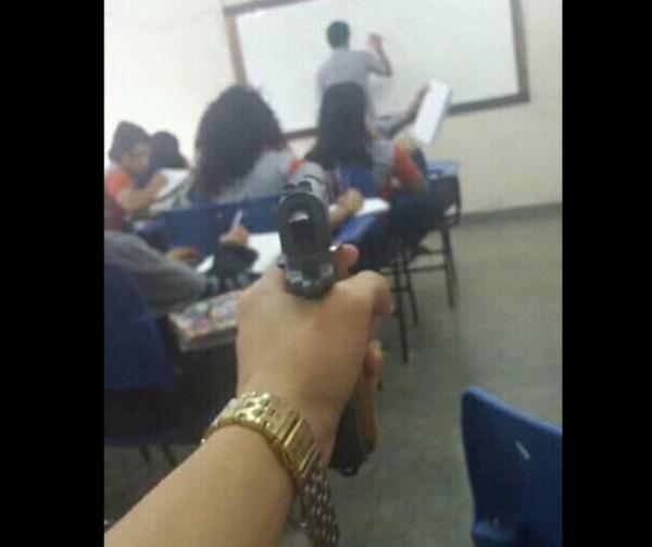 Aluno de escola do Centro de Manaus publica foto com arma em sala de aula no Facebook