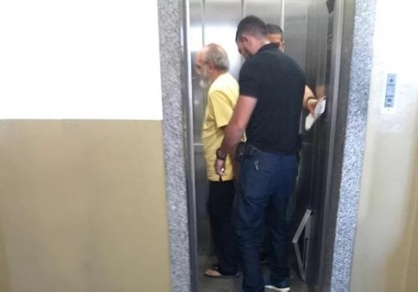 José Melo é flagrado barbado, magro e de chinelo, indo pra audiência criminal