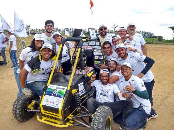Alunos de engenharia da UEA expõe carro off-road em shopping de Manaus